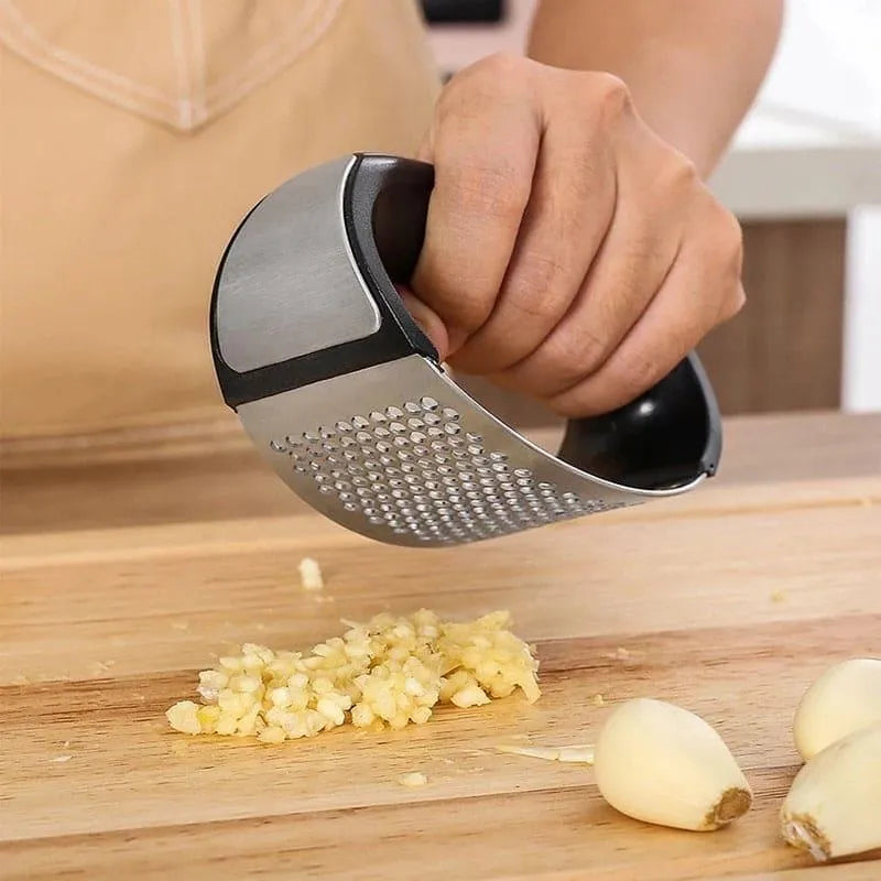 Stainless steel ginger garlic crusher with ABS handle, manual press tool for mincing garlic and ginger for daily kitchen cooking use
