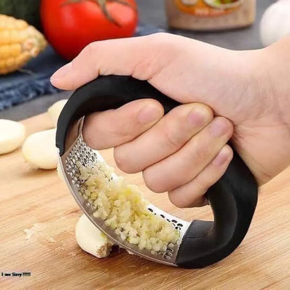 Stainless steel ginger garlic crusher with ABS handle, manual press tool for mincing garlic and ginger for daily kitchen cooking use
